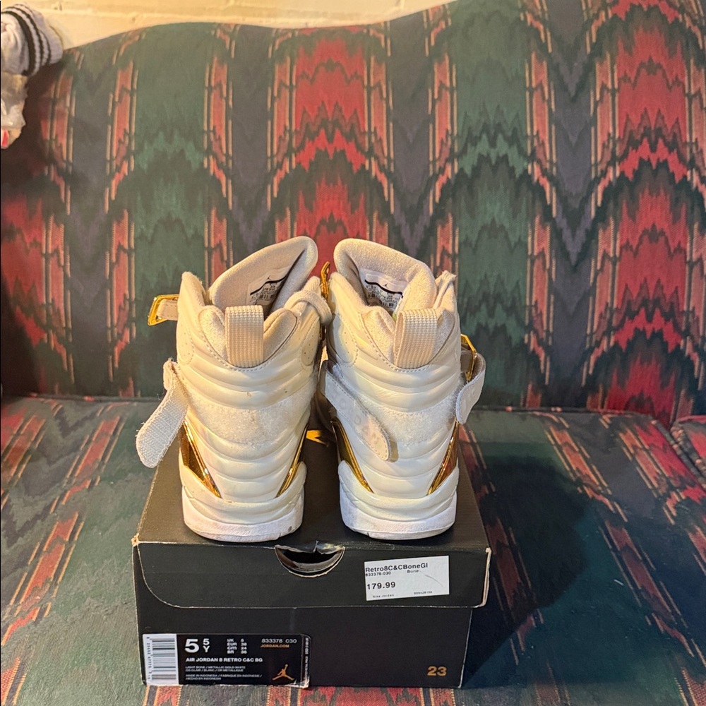 Air Jordan Retro 8Sneakers in light bone and Metallic Gold - Picture 3 of 4